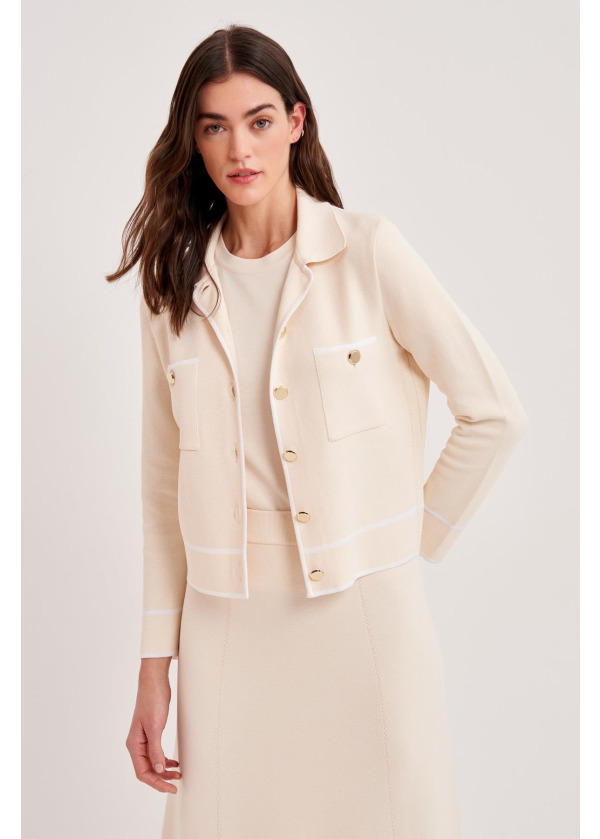 İKİ CEPLİ BİYELİ METAL DÜĞMELİ KISA TRİKO CEKET   EKRU